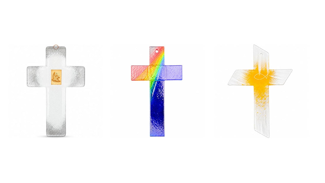 Tres cruces de cristal: blanca transparente con paloma dorada, en colores del arcoíris y con símbolo del pez