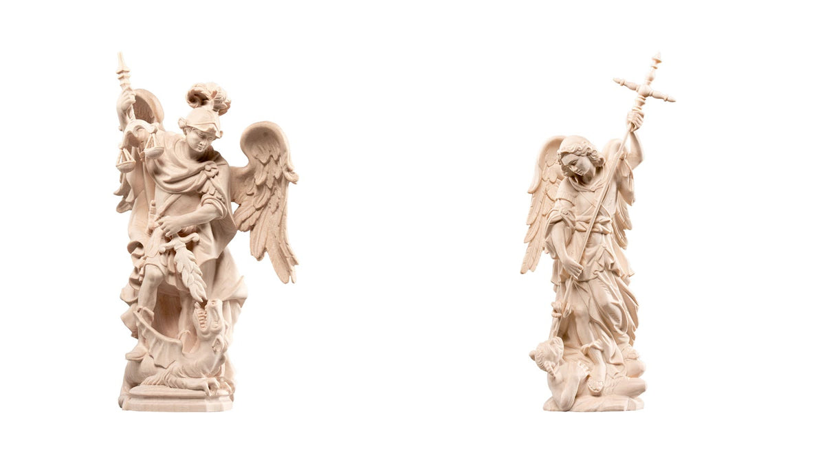 Deux statues en bois naturel de saint Michel archange, l'une avec la balance, l'autre avec la lance