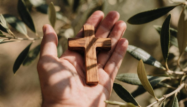 Das Olivenholzkreuz – Glaubenssymbol mit Wurzeln in Bethlehem