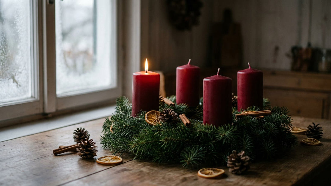 Couronne de l'Avent en branches de sapin avec quatre bougies rouges, la première est allumée