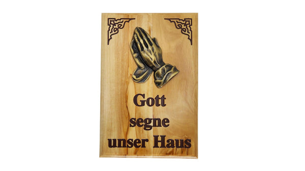 Haussegen aus Olivenholz mit betenden Händen und der Aufschrift Gott segne unser Haus