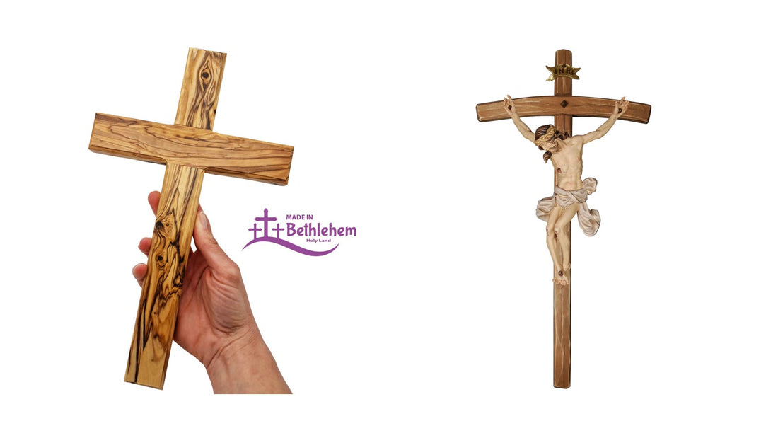 À gauche, une simple croix murale en bois d'olivier ; à droite, un crucifix sculpté avec Christ en croix