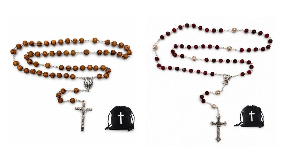 Deux chapelets : perles en bois brun clair avec Médaille miraculeuse et perles de verre rouges