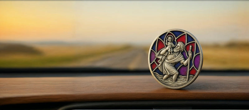 Christophorus Magnet mit Emaille-Hintergrund in Rot und Violett auf Holzarmaturenbrett, Autoplakette mit Schutzpatron für Autofahrer und Reisende