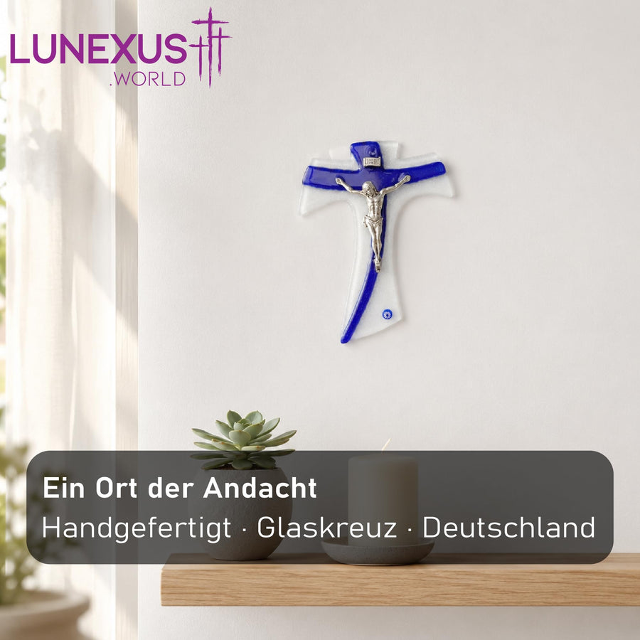 Glaskreuz 16 × 12 cm in Weiß und Blau mit Jesus-Korpus und INRI-Tafel, gesegnet – Bild 3