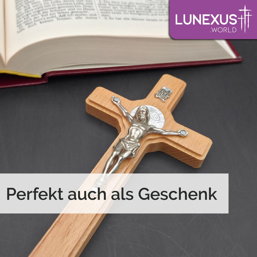 Wandkreuz Kruzifix aus Buchenholz 14 × 7 cm mit silberfarbenem Corpus, gesegnet, mit Samtbeutel – Bild 6