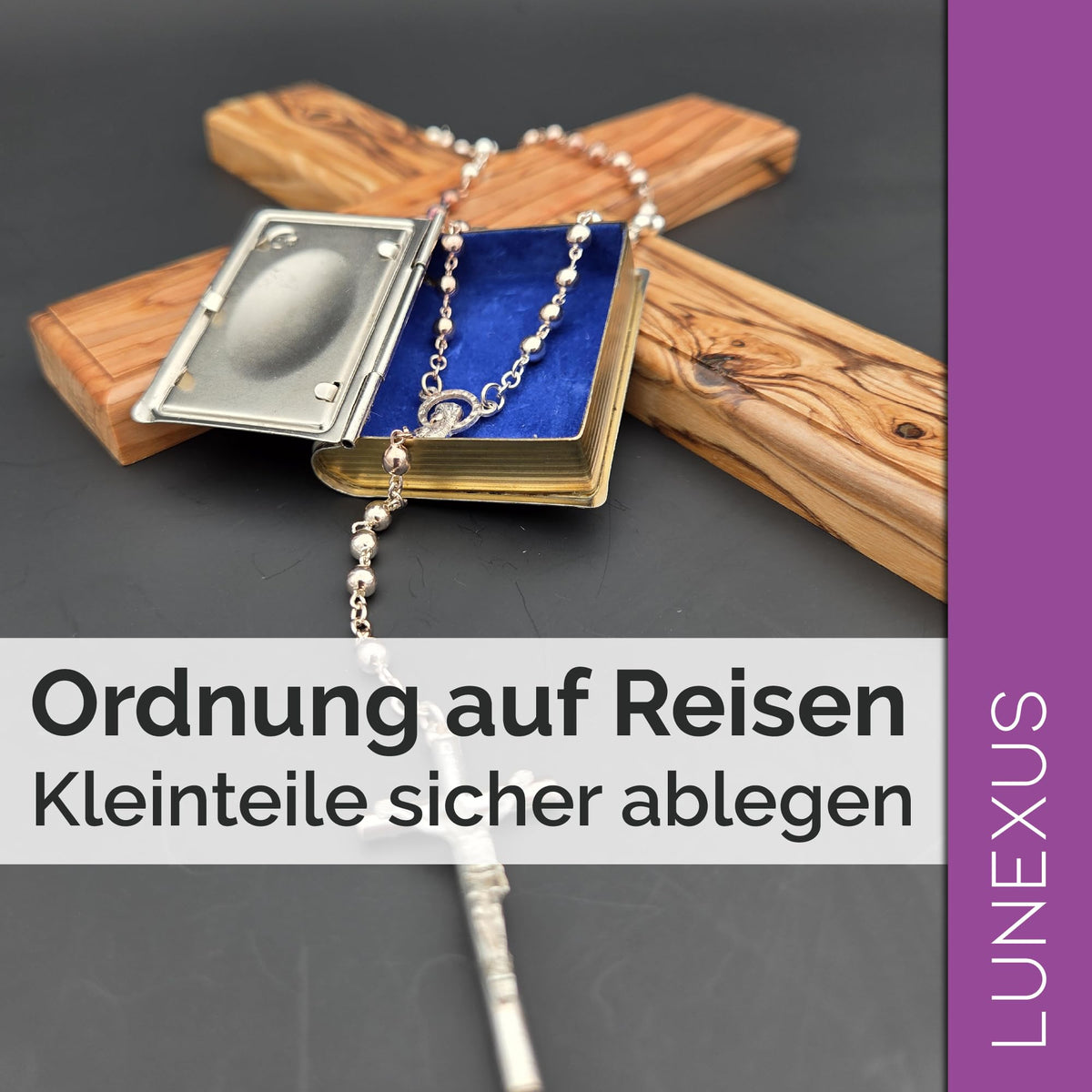Schmucketui in Buchform aus silberfarbenem Metall mit ovaler Zierprägung und blauem Einsatz – Bild 4