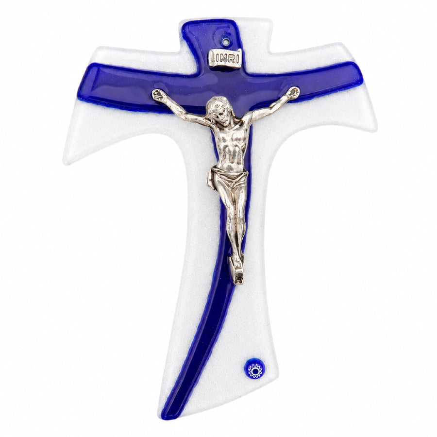 Glaskreuz 16 × 12 cm in Weiß und Blau mit Jesus-Korpus und INRI-Tafel, gesegnet