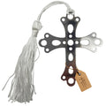 Kreuz-Lesezeichen aus silberfarbenem Metall, 7 × 6 cm, mit weißer Kordel und Quaste