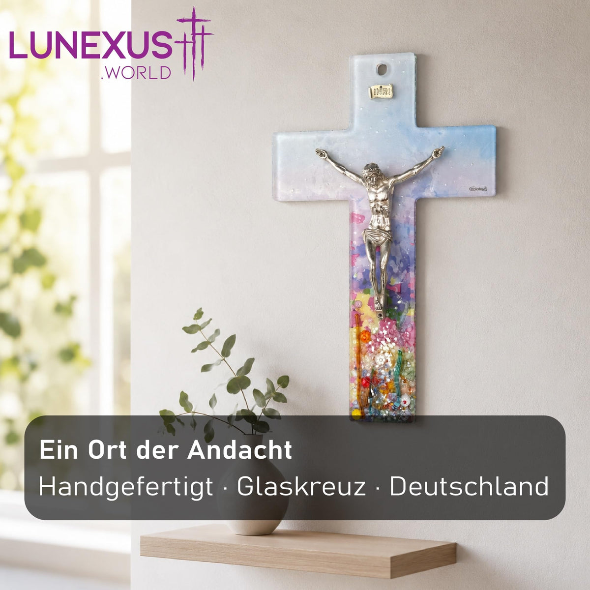 Glaskreuz 26 cm mit silbernem Korpus, INRI-Plakette und Farbverlauf hellblau-weiß, gesegnet – Bild 3