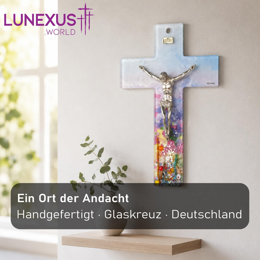 Glaskreuz 26 cm mit silbernem Korpus, INRI-Plakette und Farbverlauf hellblau-weiß, gesegnet – Bild 3