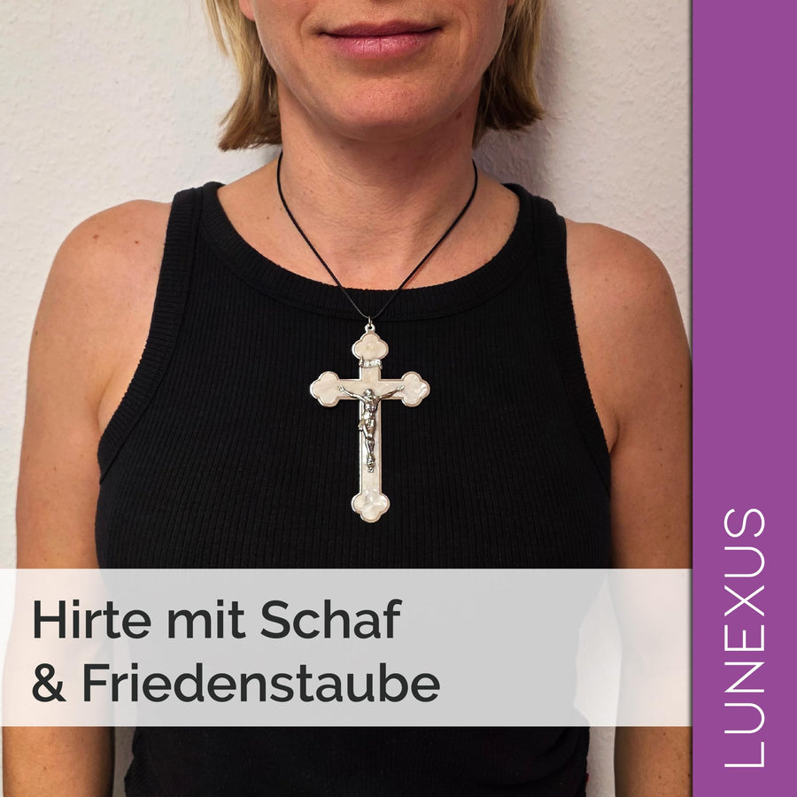 Crucifix collier nacré blanc avec Christ argenté et cordon en cuir noir, 10,5 cm – image 6