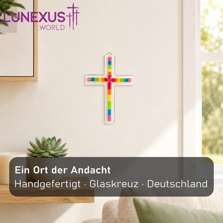 Glaskreuz 19,5×13,5 cm mit regenbogenfarbenen Segmenten und goldfarbenem Ring, gesegnet – Bild 3