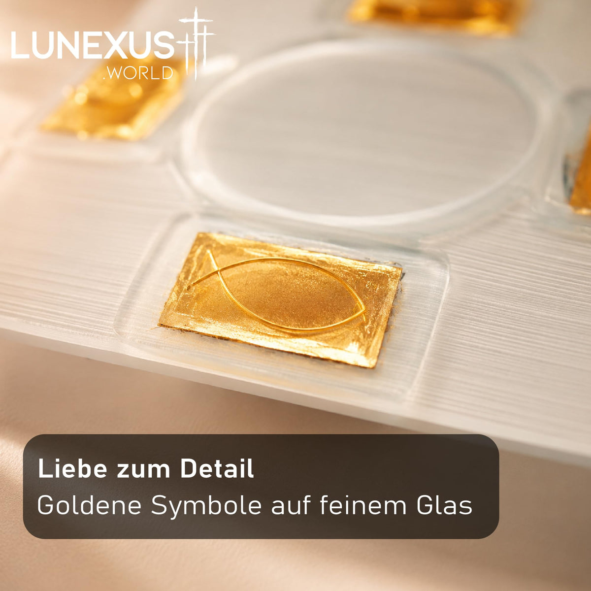 Kerzenteller aus weißem Glas 14×14 cm mit goldenen Kommunion-Symbolen Kreuz, Hostie, Kelch und Trauben – Bild 5