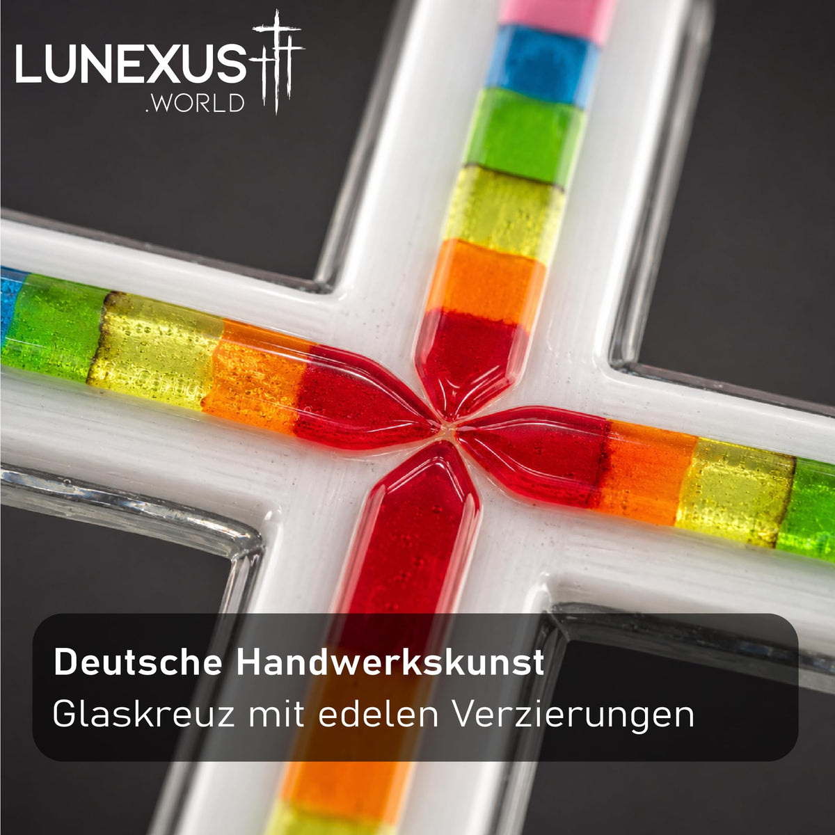 Glaskreuz 19,5×13,5 cm mit regenbogenfarbenen Segmenten und goldfarbenem Ring, gesegnet – Bild 5