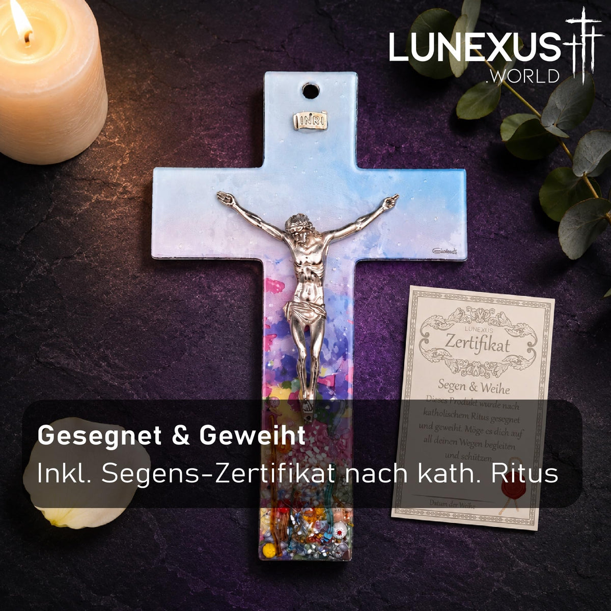 Glaskreuz 26 cm mit silbernem Korpus, INRI-Plakette und Farbverlauf hellblau-weiß, gesegnet – Bild 4