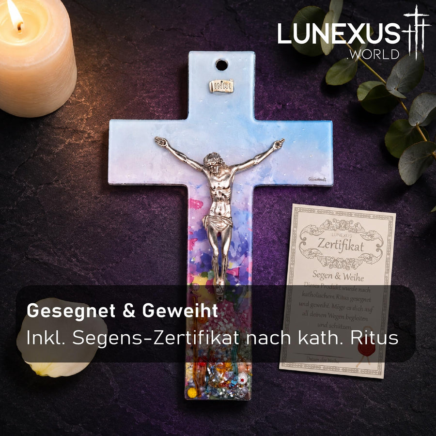 Glaskreuz 26 cm mit silbernem Korpus, INRI-Plakette und Farbverlauf hellblau-weiß, gesegnet – Bild 4
