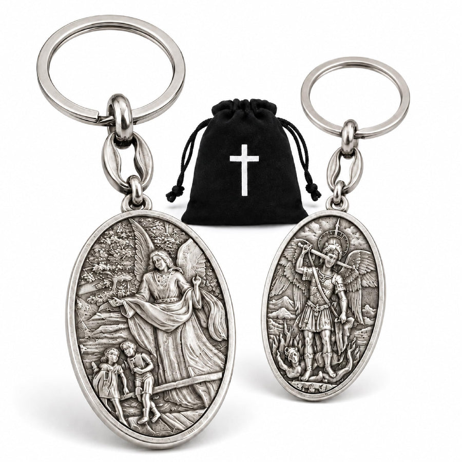 Schutzengel Schlüsselanhänger Metall silber 9,5 cm, gesegnet, mit schwarzem Samtbeutel
