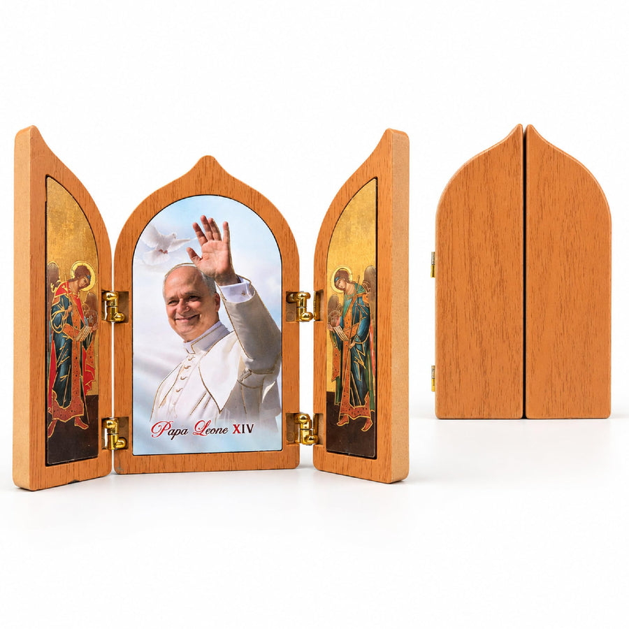 Papst Leo XIV. Triptychon Holzaufsteller 12×10 cm, braun-weiß mit goldfarbenen Scharnieren, gesegnet