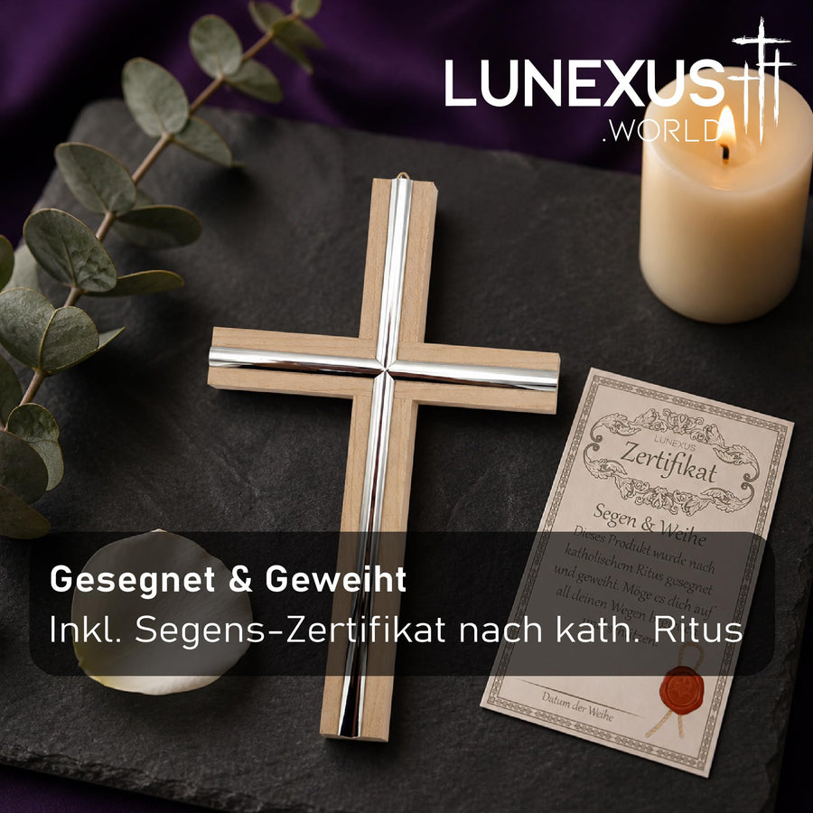 Wandkreuz aus hellem Buchenholz mit polierten Metallstreifen, 20×14 cm, gesegnet – Bild 3