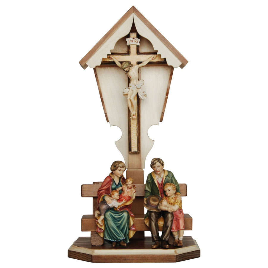 Familia ante la cruz de campo – cruz de madera tallada a mano del Tirol del Sur, acabado pintado a mano