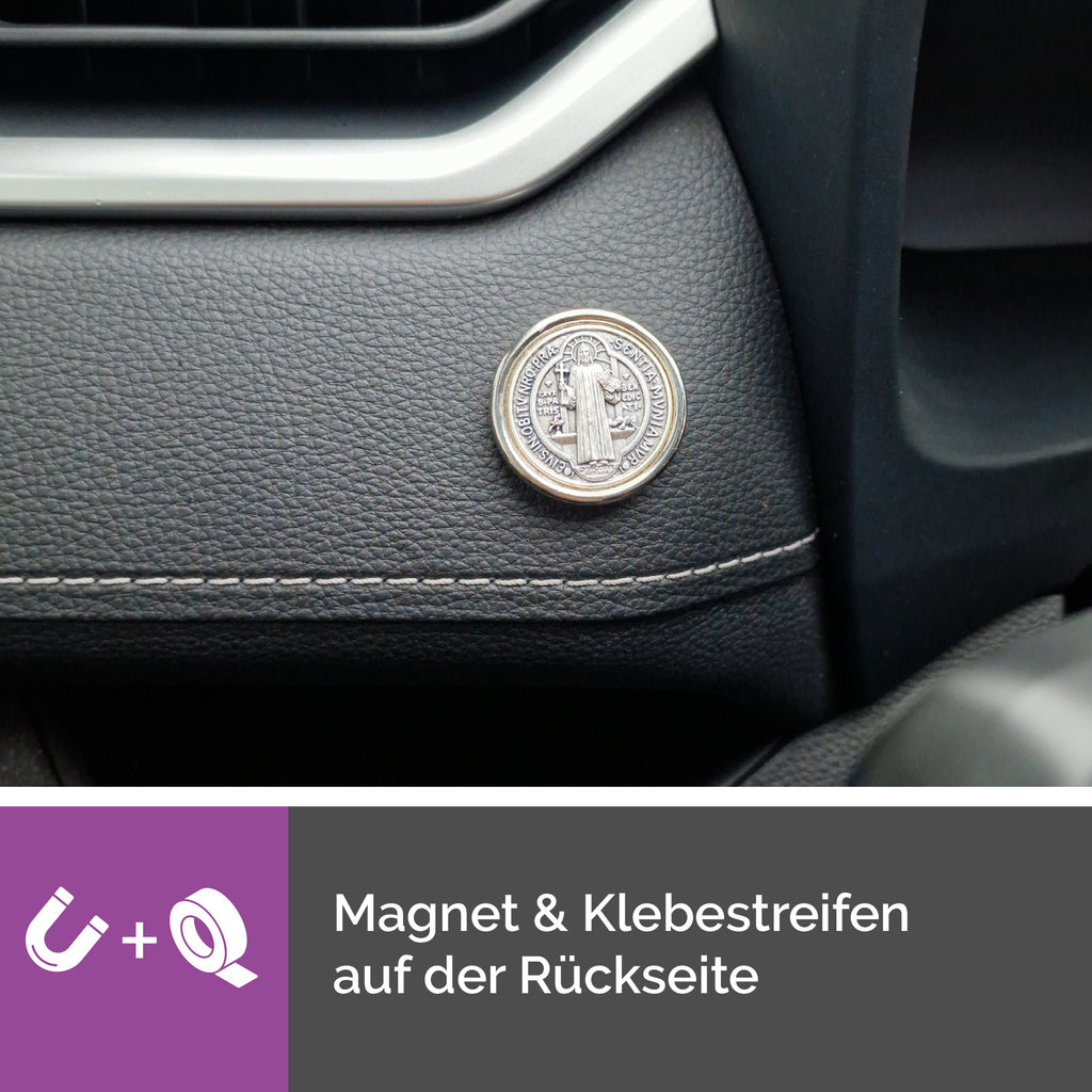 detailaufnahme benediktus plakette silberfarben made in italy mit klarer prägung und segenssymbolik