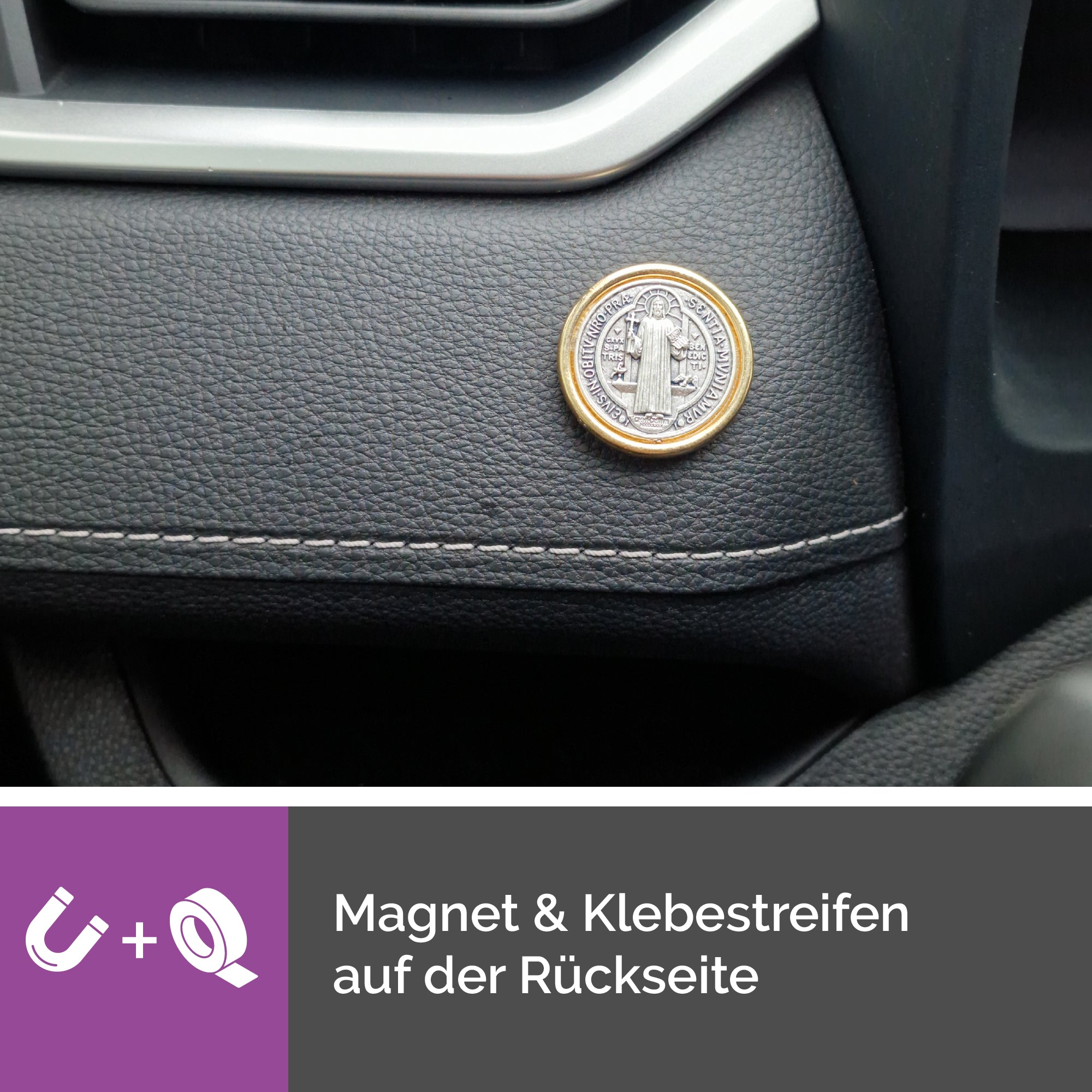 gesegnete benediktus plakette made in italy detailaufnahme mit goldfarbenem rand und klarer prägung