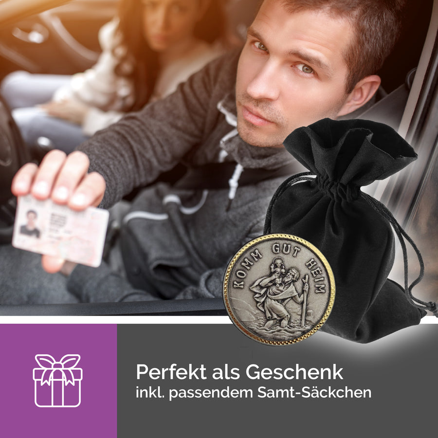 Médaille saint Christophe Ø 3,5 cm, aspect métal gris foncé, bordure dorée, gravure « Komm gut heim », dans la voiture