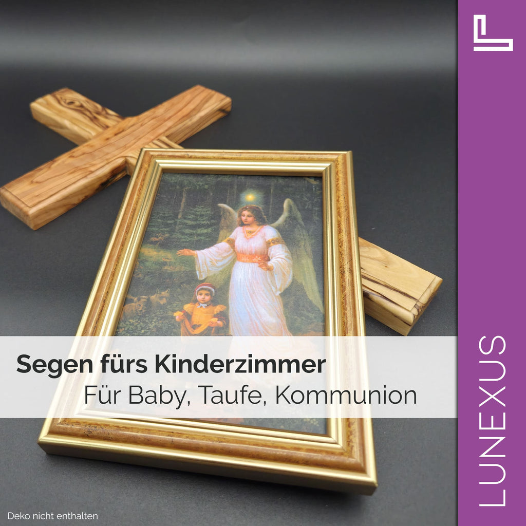 Schutzengelbild 12×17 cm – Motiv „Engel begleitet Kind durch dunklen Wald“ - LUNEXUS