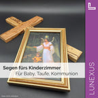 Schutzengelbild 12×17 cm – Motiv „Engel begleitet Kind durch dunklen Wald“ - LUNEXUS