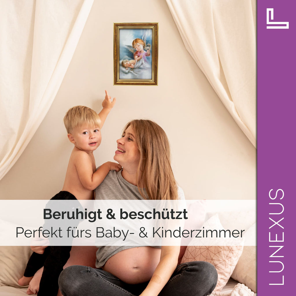 Schutzengelbild 12×17 cm – Motiv „Engel mit Laterne schützt schlafendes Baby“ - LUNEXUS
