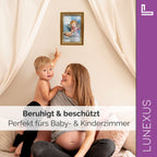 Schutzengelbild 12×17 cm – Motiv „Engel mit Laterne schützt schlafendes Baby“ - LUNEXUS