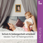 Schutzengelbild 12×17 cm – Motiv „Engel begleitet Kind durch dunklen Wald“ - LUNEXUS