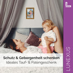 Schutzengelbild 12×17 cm – Motiv „Engel mit Laterne schützt schlafendes Baby“ - LUNEXUS