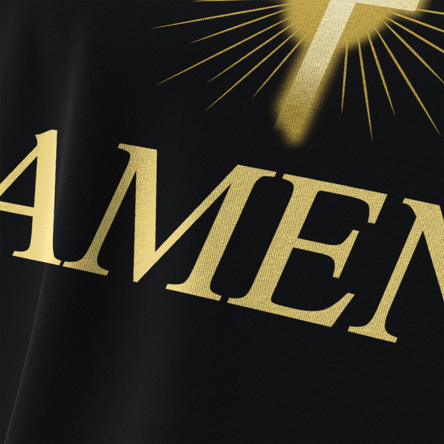 Dettaglio della stampa DTF color oro sulla t-shirt Amen da uomo – produzione sostenibile in Germania