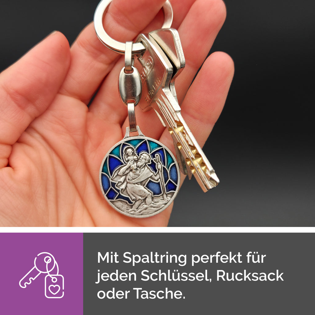 Blauer Christophorus Schlüsselanhänger am Autoschlüssel als christlicher Schutzbegleiter für unterwegs