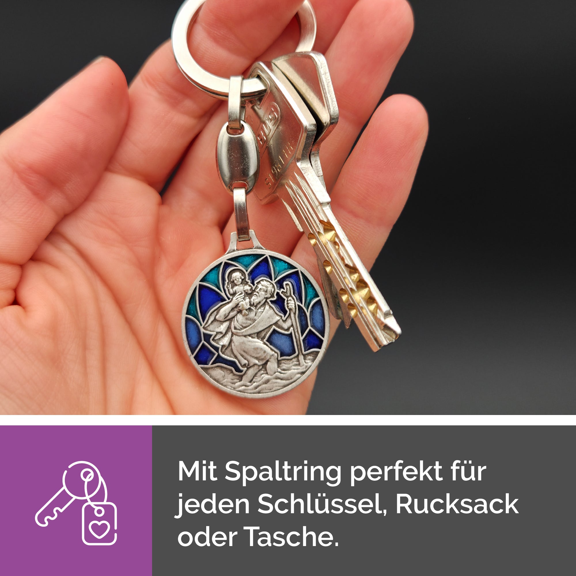 Blauer Christophorus Schlüsselanhänger am Autoschlüssel als christlicher Schutzbegleiter für unterwegs