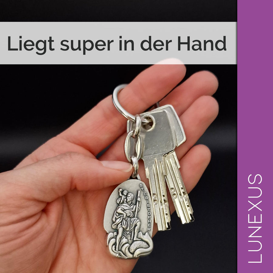 Llavero San Cristóbal «St. Cristopher» 9 cm – bendecido – en la mano con llaves