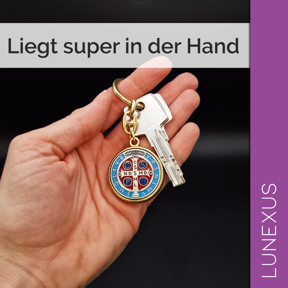 Benediktus Schlüsselanhänger 9 cm – Gold / Blau - LUNEXUS