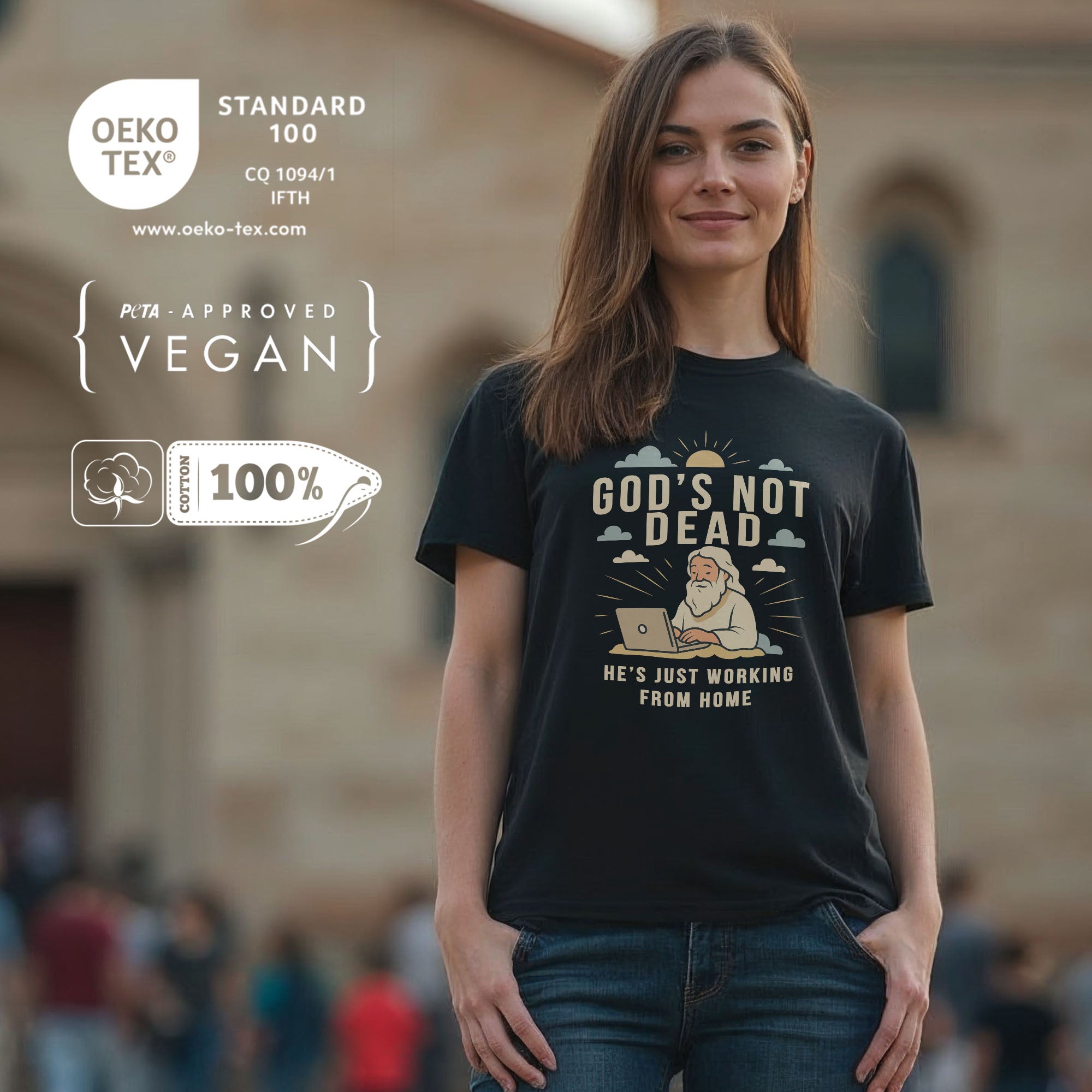 Frau trägt God’s Not Dead Shirt in Schwarz beim Freizeitoutfit – modernes humorvolles Glaubensshirt für Damen