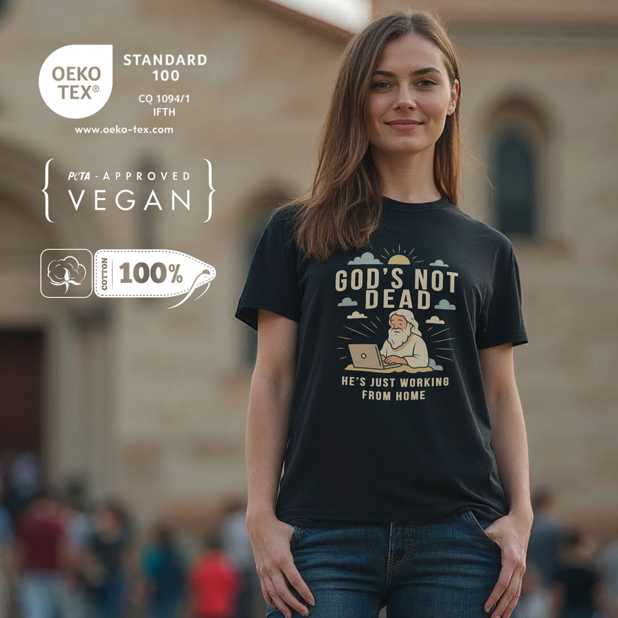 Femme portant le t-shirt noir « God’s Not Dead » dans une tenue décontractée – t-shirt chrétien moderne et humoristique pour femme