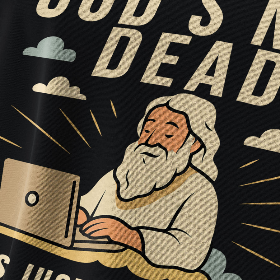 Vue détaillée de l'impression DTF du t-shirt femme « God’s Not Dead » – fabrication durable en Allemagne