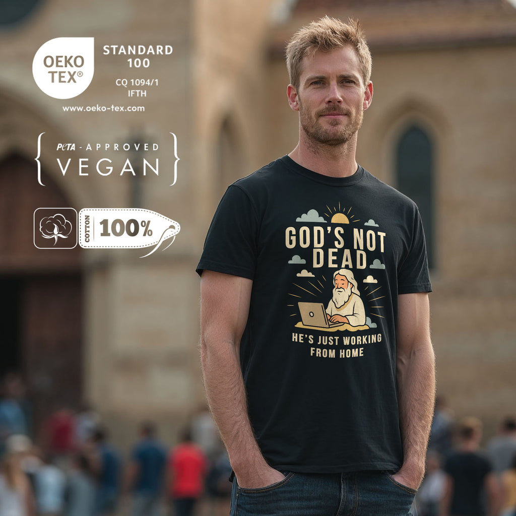 Mann trägt das God’s Not Dead Shirt in Schwarz – humorvolles Glaubensshirt für Freizeit und Alltag