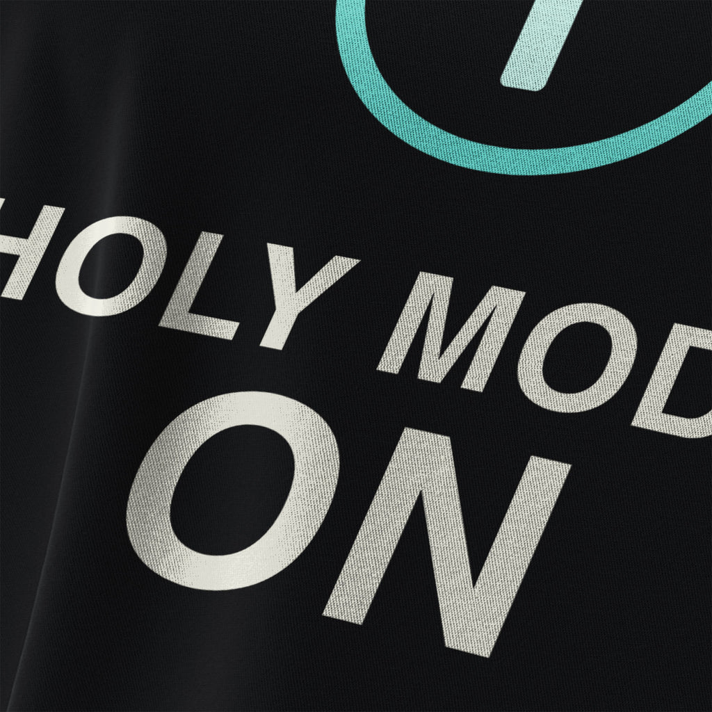 Detailaufnahme vom DTF-Druck des Holy Mode ON Damen T-Shirts – nachhaltige Produktion in Deutschland
