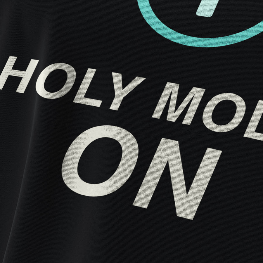 Vue détaillée de l'impression DTF du t-shirt « Holy Mode ON » – production durable en Allemagne