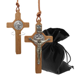 Pendente croce in legno con corpo di Cristo e medaglia di San Benedetto, cordino in pelle e sacchetto – vista del prodotto