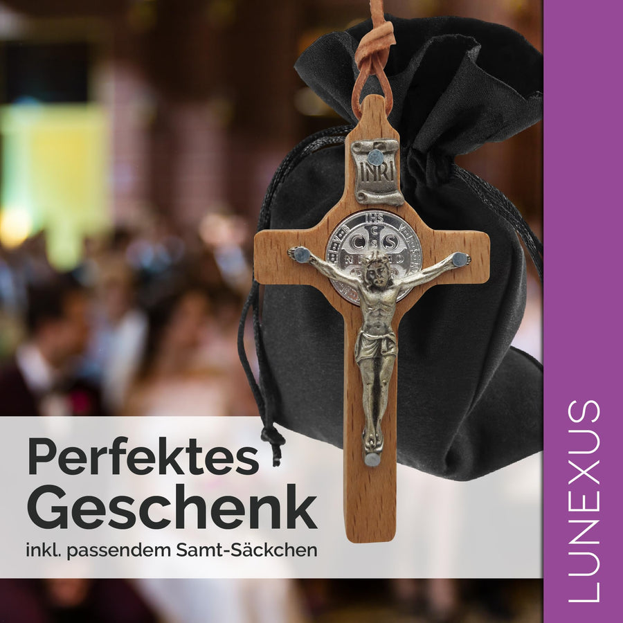 Pendente croce in legno con corpo di Cristo e medaglia di San Benedetto, cordino in pelle e sacchetto – vista 4