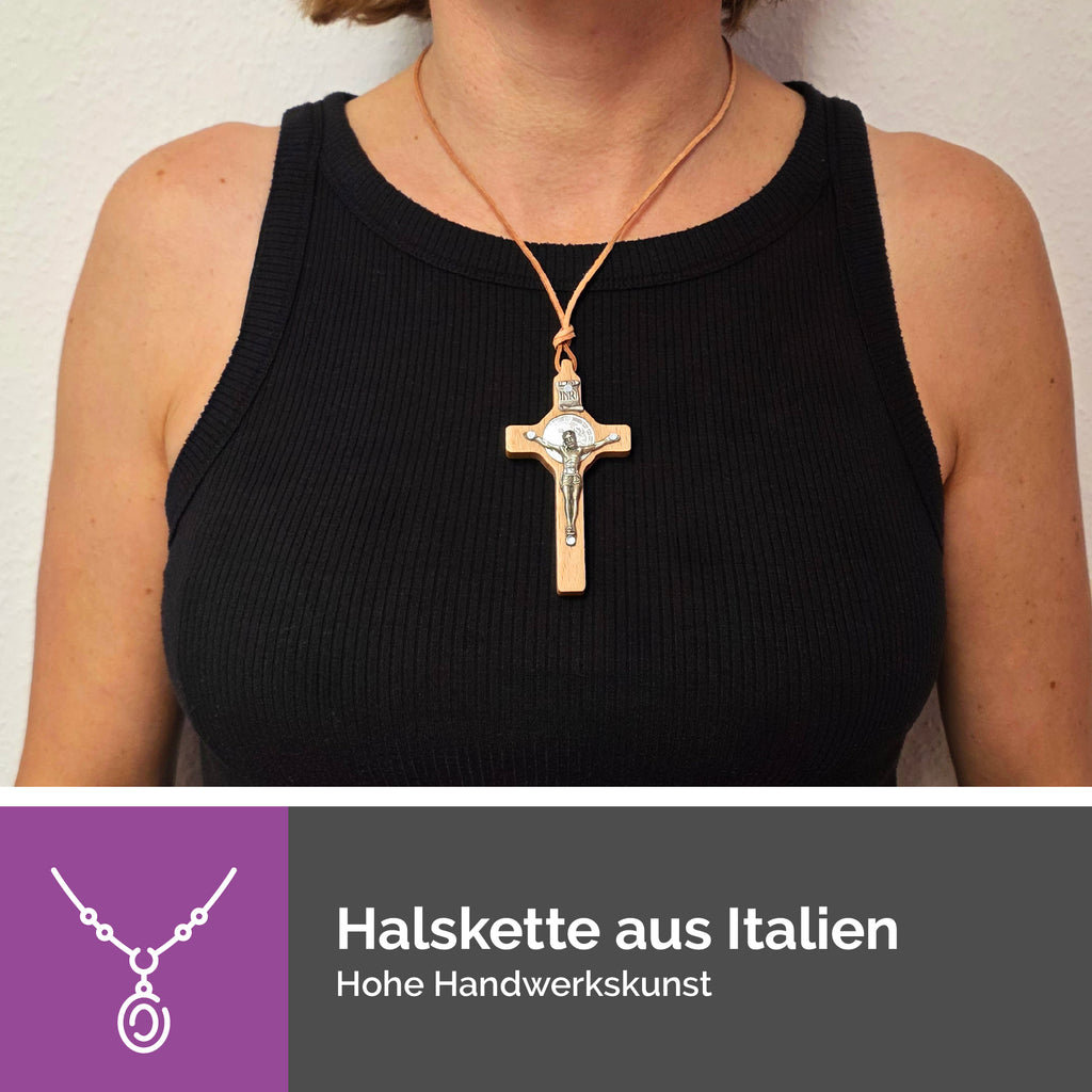 Holzkreuz Anhänger als getragenes Glaubenszeichen im Alltag und bei Andachtsmomenten