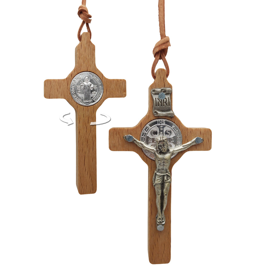 Pendentif croix en bois avec Christ en croix et médaille de saint Benoît, en bois et métal