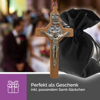 Detailansicht des Holzkreuzes mit Korpus und Benediktus Medaille aus italienischer Fertigung